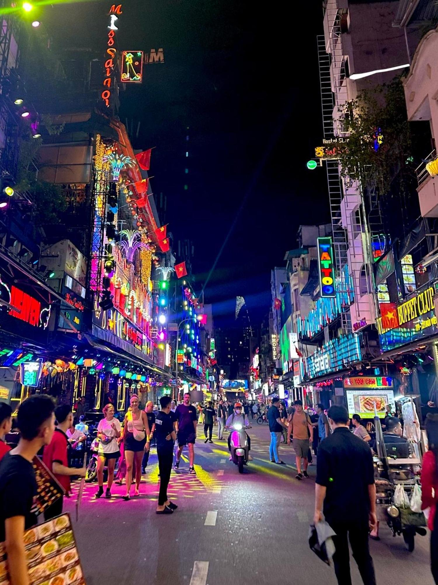 The Hidden Hogwarts - Nearly Bui Vien Walking Street Aparthotel โฮจิมินห์ซิตี้ ภายนอก รูปภาพ