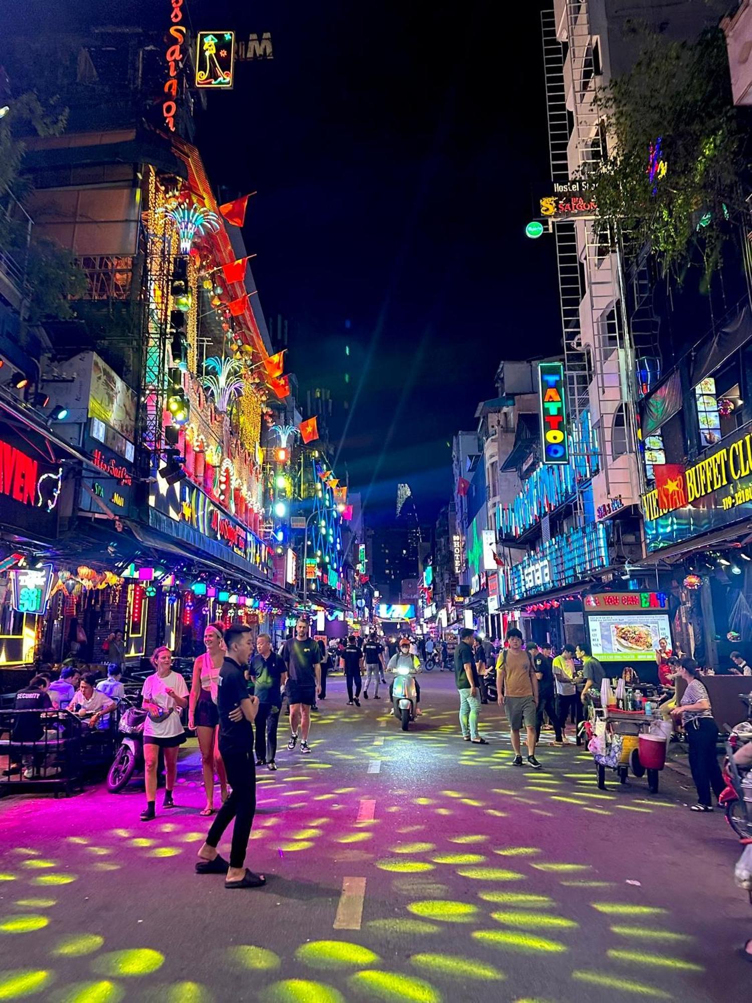 The Hidden Hogwarts - Nearly Bui Vien Walking Street Aparthotel โฮจิมินห์ซิตี้ ภายนอก รูปภาพ